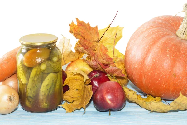 Herbsterntestillleben Mit Kürbissen Äpfeln Auf Holzgrund Weißer Hintergrund — Stockfoto