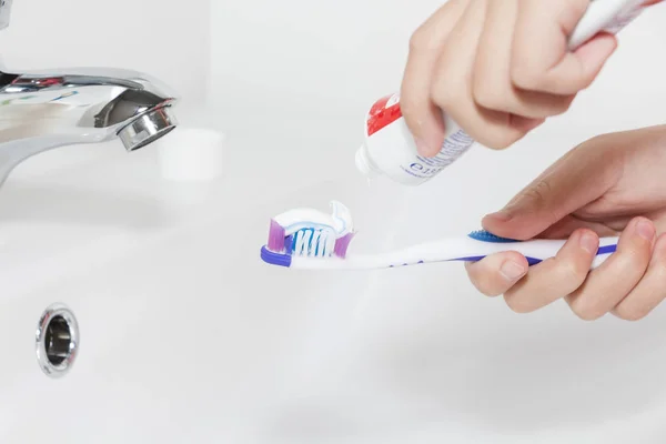 Tandpasta Een Tandenborstel Close Verzorging Tanden — Stockfoto