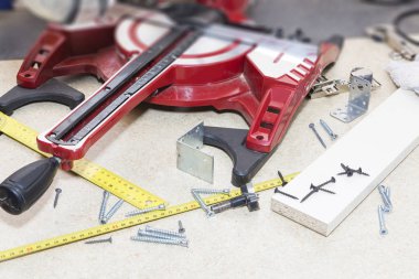Marangoz işyeri. Talaş ile ahşap masa üstünde alet marangoz. Bileşik kesme plakalar ahşap arka plan Mitre gördüm