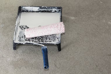 Ressam yakın bir duvar boya silindiri ile boyuyorum