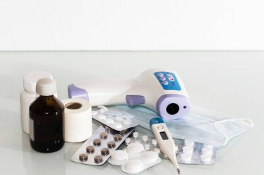 dijital termometre, boş ilaç blister ve şişeler, hap