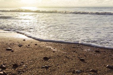 Muhteşem plaj günbatımı sonsuz ufuk ve taşlar ön planda