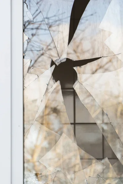 Broken window in a residential building, hostilities, housing security — Stock Photo, Image