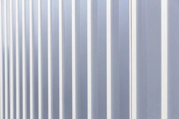 Achtergrond van witte en grijze strepen op een metalen basis — Stockfoto