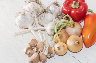 kırmızı tatlı biber soğan ve sarımsak, organik tarım kavramı.