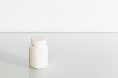 Işık gri arka plan üzerinde beyaz tıbbi ambalaj.