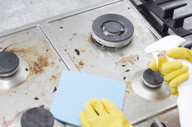 Gaz ocağını mutfak gereçleri, ev konseptleri ya da hijyen ve temizlik ile temizlemek
