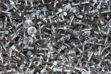 vida metal çatı montaj için kendi kendine dokunarak.