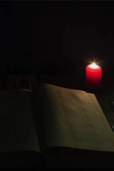 Vela Livro Bíblia Sobre Fundo Madeira Noite — Fotografia de Stock