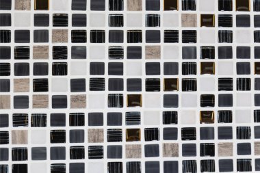 Taş zemine çeşitli geometrik mozaik, mavi, kırmızı, beyaz, siyah çini ile dekore edilmiştir. Soyut geometrik kaotik desen