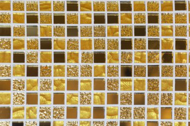 Taş zemine çeşitli geometrik mozaik, mavi, kırmızı, beyaz, siyah çini ile dekore edilmiştir. Soyut geometrik kaotik desen