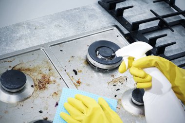 Gaz ocağını mutfak gereçleri, ev konseptleri ya da hijyen ve temizlik ile temizlemek