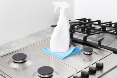 Gaz ocağını mutfak gereçleri, ev konseptleri ya da hijyen ve temizlik ile temizlemek
