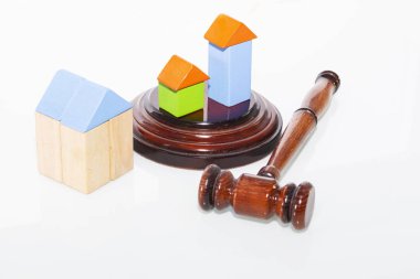 ahşap masa üzerinde ahşap ev ve yargıç tokmak