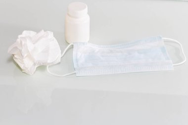 Koruyucu tıbbi maskesi ışık gri arka plan üzerinde beyaz tıbbi ambalaj.