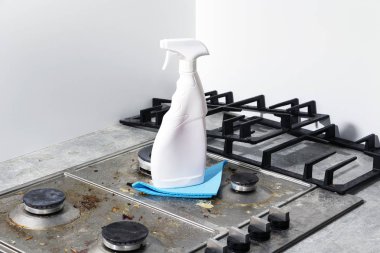Gaz ocağını mutfak gereçleri, ev konseptleri ya da hijyen ve temizlik ile temizlemek