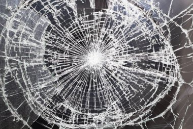 Kırık ön cam cam grimsi bir arka plan üzerinde