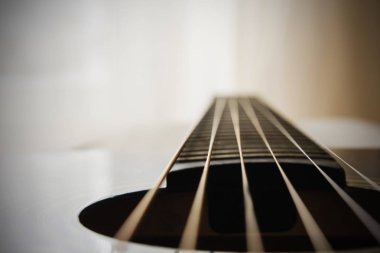 Seçici odak, retro klasik vintage gitar, dizeleri odak çekim, makro lens