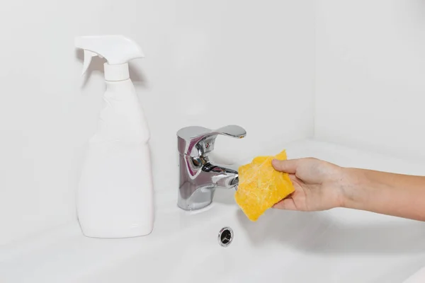 Temizleme Ürünleri Musluk Temizleme Evde Temizlik — Stok fotoğraf