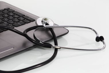 Stetoskop laptop klavye üzerinde. Sağlık ya da güvenlik kavramı