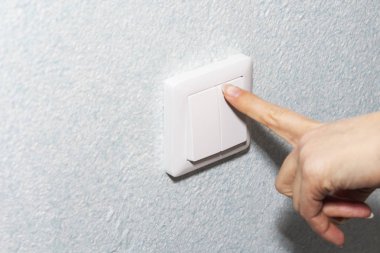 Yakın çekim. Bir tek beyaz ışık geçiş bir duvar üzerinde aşağı bir parmak basar. Kopya alanı