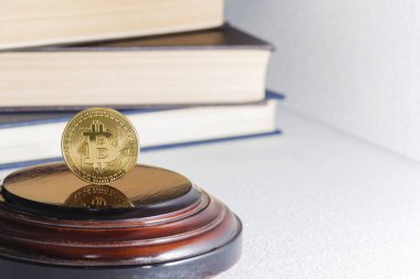 Altın renkli bir yansıtıcı yüzey üzerinde keskin odak tek bitcoin bozuk para veya simge ayakta