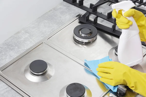 Gaz ocağını mutfak gereçleri, ev konseptleri ya da hijyen ve temizlik ile temizlemek.