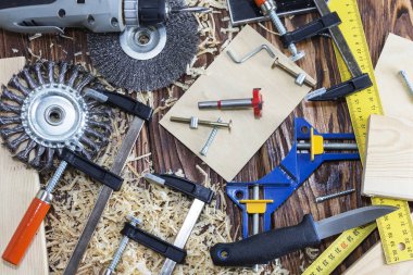 Klipleri, keskiler ve Ahşap Atölyesi'nde Masaüstü üzerindeki fişlere bileşimi.