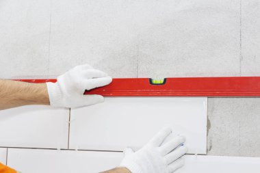 Seramik kiremit ve çatı ustası, fayans yükleme için araçlar. Ev geliştirme, yenileme - seramik karo döşeme yapıştırıcı, harç, düzeyi