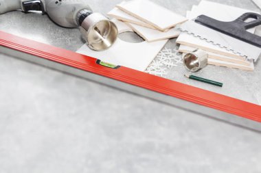 Seramik fayanslar ve tiler için aletler. Döşeme döşemesi. Ev tadilatı, yenileme - seramik fayans döşeme tutkalı, havan topu, seviye