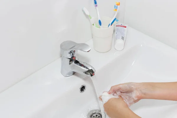 Hygienekonzept Hände Mit Seife Unter Dem Wasserhahn Mit Wasser Waschen — Stockfoto