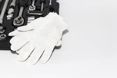 Kutu araçlarıyla ve iş eldivenleri bir araba tamir dükkanı, yakın çekim. Birçok krom Vanadyum araçlar kümesi.