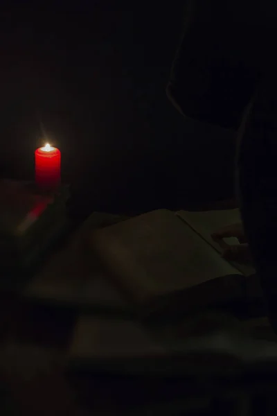 Свеча Книга Библии Деревянном Фоне Ночью — стоковое фото