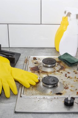 Gaz ocağını mutfak gereçleri, ev konseptleri ya da hijyen ve temizlik ile temizlemek