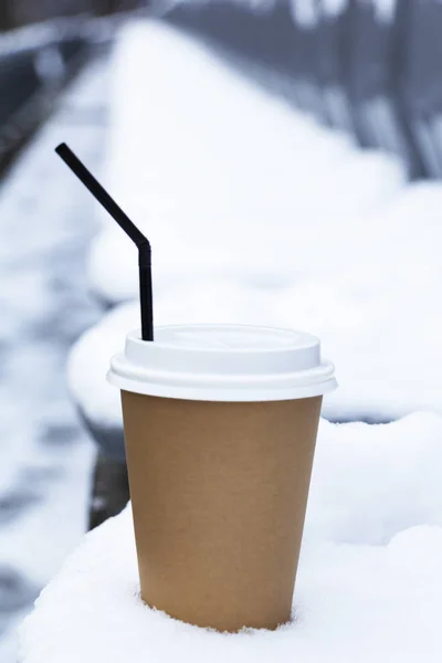 Bebida Caliente Taza Papel Con Nieve Sobre Fondo Brillante — Foto de Stock