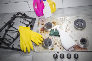 Gaz ocağını mutfak gereçleri, ev konseptleri ya da hijyen ve temizlik ile temizlemek.