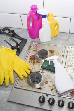 Gaz ocağını mutfak gereçleri, ev konseptleri ya da hijyen ve temizlik ile temizlemek.