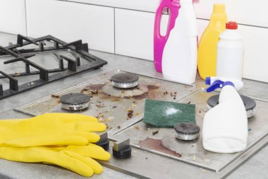 Gaz ocağını mutfak gereçleri, ev konseptleri ya da hijyen ve temizlik ile temizlemek.