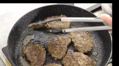 Burger pişirme sığır eti ve domuz eti patty. Yangın Barbekü kebap ızgara üzerinde et kavrulmuş. Izgara burger pirzola sığır eti köftesi veya frikadeller bir tavada kıyılmış. Sokak gıda, yakın