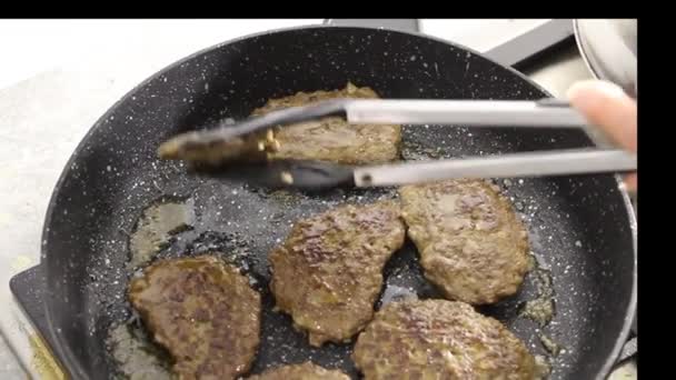 Cooking beef and pork patty for burger. Meat roasted on fire barbecue kebabs on the grill. Grilled burger cutlet beef minced meat patties or frikadeller in a pan. Street food, close up — Stock Video