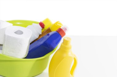 Temizlik ve onarım ürünleri, ev kimyasalları, lastik eldiven, daire ve ofis temizliği için yeşil Havzası