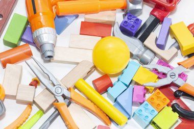 Oyuncak araçları ve açık renkli küpleri. Çocuklar için oyuncak