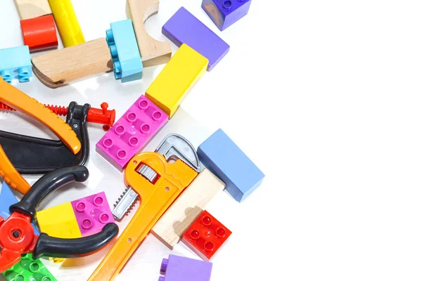 Ferramentas de brinquedo e cubos em um fundo leve. Brinquedo para crianças — Fotografia de Stock