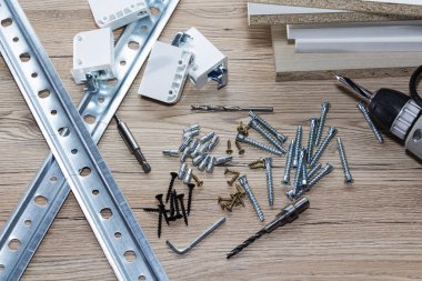 Sunta mobilya doğrama atölyesinde montajı. Aksesuar ve marangozlar için Araçlar.