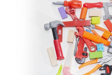 Oyuncak araçları ve açık renkli küpleri. Çocuklar için oyuncak.