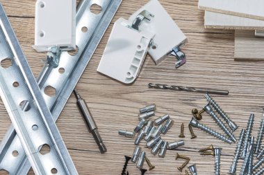 Sunta mobilya doğrama atölyesinde montajı. Aksesuar ve marangozlar için Araçlar