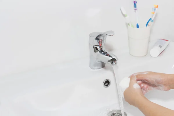 Hygienekonzept. Hände mit Seife unter dem Wasserhahn mit Wasser waschen — Stockfoto