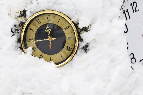 Reloj mecánico tirado en la nieve. el tiempo se ha detenido — Foto de Stock