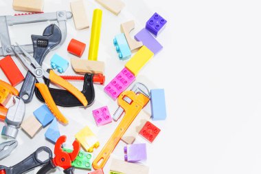 Oyuncak araçları ve açık renkli küpleri. Çocuklar için oyuncak