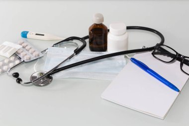 Stetoskop doktor ofisinde. Üstten görünüm doktorlar Resepsiyon tablo, boş kağıt kalem ile Pano üzerinde. Kopya alanı.